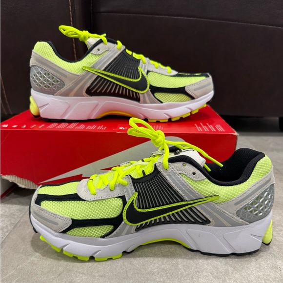 Size 11 - Nike Air Zoom Vomero 5 Life Lime - Picture 2 of 6